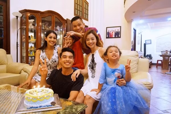 Đặc biệt, em trai Jennifer Phạm nổi bật với nụ cười tươi và gương mặt đẹp như tài tử.