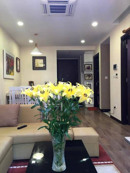 Phòng anh thông với phòng ăn tạo thành không gian sinh hoạt chung rộng rãi.