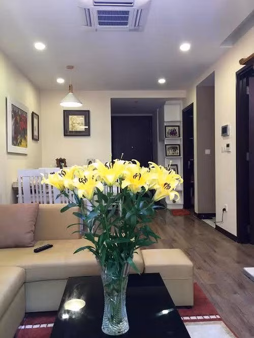 Phòng anh thông với phòng ăn tạo thành không gian sinh hoạt chung rộng rãi.