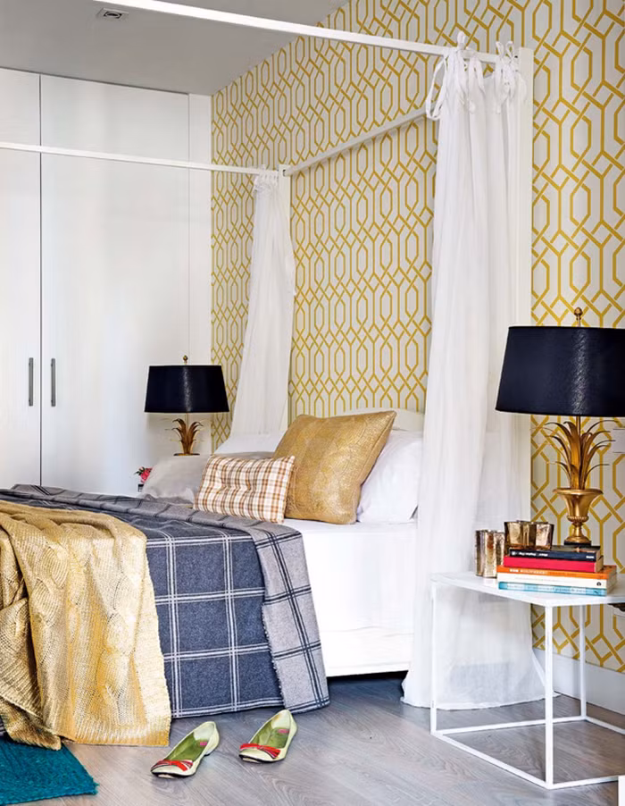 Màu xanh ngọc lam vẫn có mặt trong phòng ngủ nhưng được tiết chế phù hợp với chức năng chính tại đây. Chỉ sử dụng một tấm thảm chùi chân màu xanh ngọc lam nhưng đã tạo được toàn bộ sự liên kết màu sắc hài hòa, đáng yêu cho góc nhỏ nghỉ ngơi hàng ngày.