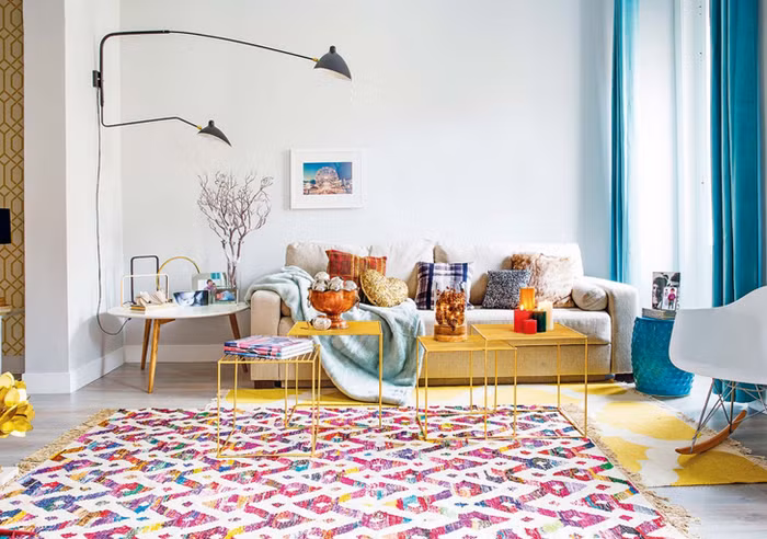 Không gian phòng khách Để một không gian nhỏ, một căn hộ nhỏ trở thành niềm tự hào của gia chủ, các kiến trúc sư đã cố gắng tìm ra những điều đặc biệt để trang trí và thiết kế, giúp góc nhỏ nào cũng đẹp bừng sáng và đáng yêu. Căn hộ xinh xắn này cũng vậy, mọi người đến đây ai cũng phải trầm trồ khen ngợi không chỉ nhờ sự bố trí khéo léo các khu vực chức năng mà còn nhờ vào sự tinh tế trong 'đan cài' những sắc màu ấn tượng.