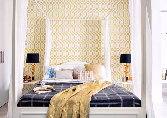 Không gian phòng ngủ Phòng ngủ được lựa chọn ở vị trí riêng tư, hoàn toàn tách biệt với các không gian còn lại nhằm mang đến sự yên tĩnh tối đa cho người sử dụng. Để tăng thêm diện tích về mặt thị giác, căn phòng ngủ cũng được lựa chọn màu trắng làm gam màu nền. Gia chủ chỉ sử dụng bức tường đầu giường với họa tiết giấy dán màu vàng để tạo độ sâu rộng và điểm nhấn ấn tượng cho gian phòng nghỉ ngơi.