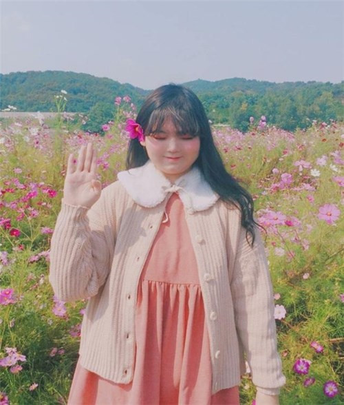 Một điểm nổi bật đáng chú ý nhất của Jjyeee chính là cô nàng cực mê màu hồng, dù ở mảng lựa chọn trang phục, lựa chọn mĩ phẩm hay thậm chí chỉnh ảnh photoshop cô nàng luôn đặc biệt lựa chọn tone màu hồng pastel làm chủ đạo. Những bức ảnh hồng hồng của cô nàng lúc nào cũng nổi bần bật hút mắt và mang lại cho người xem cảm giác ngọt ngào đáng yêu.