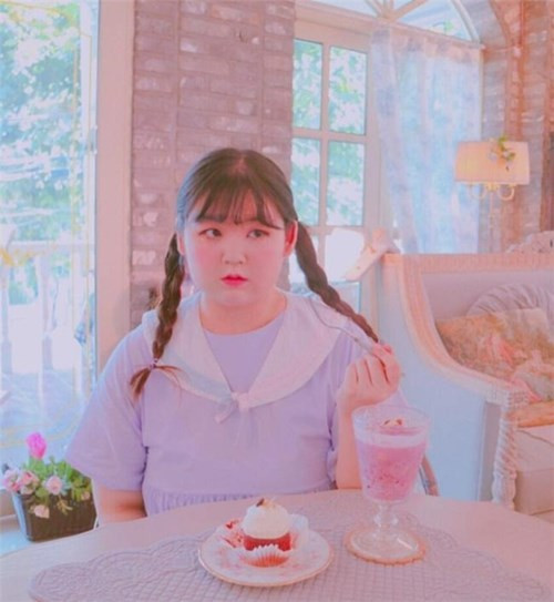 Hiện tại trang cá nhân của Jjyeeee có hơn 15.000 người hâm mộ, nhiều người thẳng thắn nói rằng nhờ có Jjyeeee mà họ tự tin hơn với ngoại hình của mình, nhìn những hình ảnh đáng yêu cứ như một đứa trẻ của cô nàng khiến họ cảm thấy yêu đời hơn.