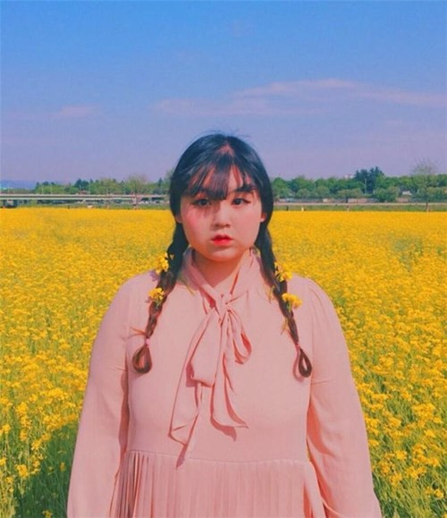 Jjyeeee luôn chú ý đến việc lựa chọn trang phục sao cho phù hợp với dáng người, make up kĩ càng, đầu tư vào phụ kiện nên trông cô nàng lúc nào cũng rất dễ thương.