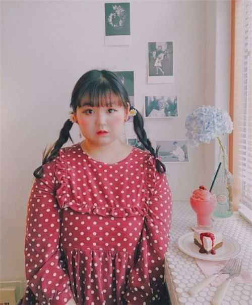 Jjyeeee rất thích ăn uống, nhất là bánh ngọt. Những review đáng yêu về những món ăn mà cô nàng từng nếm thử luôn thu hút sự quan tâm của các bạn trẻ thích ẩm thực.