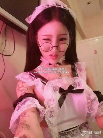 Tuy nhiên, mới đây, hình ảnh gương mặt thực sự của cô gái được tung ra khiến nhiều cư dân mạng ngã ngửa. Phần trán của cô gái nhô ra như một khối u. Từ giữa hai chân mày, qua sống mũi đến nhân trung nối liền với nhau thành một khối, không hề có dáng mũi bình thường.