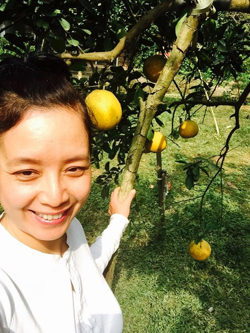 Hai con gái cuối tuần bận gặp gỡ bạn bè nên ít lên nhà vườn, còn vợ chồng Chiều Xuân rảnh lúc nào là về thăm khi ấy. "Vợ chồng tôi hợp nhau ở khoản thích vườn tược. Mỗi lần về, tôi như được nạp thêm năng lượng, tinh thần thoải mái. Thích nhất là đi qua chợ quê mua đồ. Có khi hai vợ chồng chỉ kịp về ăn bữa cơm quê rồi đi", phu nhân nhạc sĩ Đỗ Hồng Quân nói.