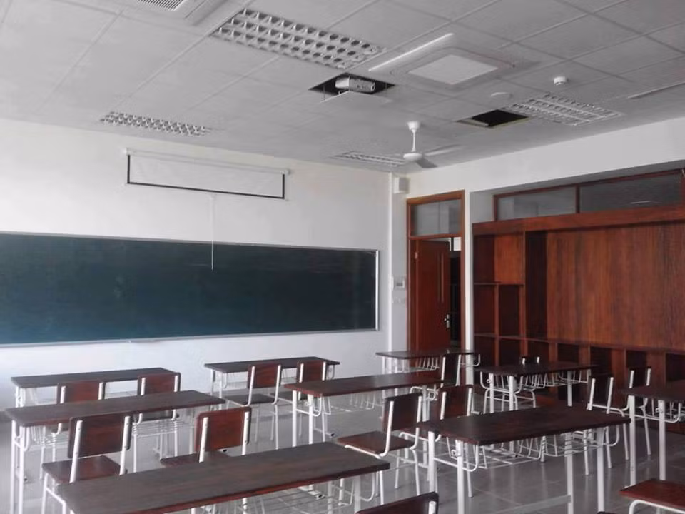 Dù diện mạo đẹp lung linh như các trường học tại Nhật Bản hay Hàn Quốc, trường này vẫn giữ học phí ở mức cũ và tăng tiền học bổng nhằm khuyến khích ý chí học tập của học sinh. Những thông tin về ngôi trường trong mơ ở Bắc Ninh thu hút dân mạng Việt sau khi chia sẻ lên một fanpage lớn. Chưa tới 1 giờ, status về trường THPT chuyên Bắc Ninh đã có gần 5.000 like và hàng trăm lượt chia sẻ.