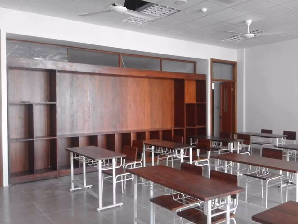 Công trình trường bao gồm nhà hiệu bộ, nhà lớp học cao tầng, hội trường 500 chỗ, phòng học đa năng, nhà luyện tập thể thao với hệ thống sân tập đạt tiêu chuẩn cao cấp (gồm sân thi đấu có khán đài, khu bể bơi trong nhà, hệ thống sân tập ngoài trời có khán đài, cỏ nhân tạo và sân tập nhiều môn thể thao khác như đẩy tạ, nhảy cao, nhảy xa…), khu siêu thị, Internet, nhà công vụ, ký túc xá phục vụ nhu cầu nội trú của giáo viên và học sinh.