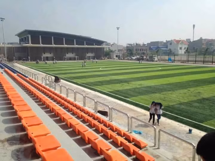 Sân bóng đá được thiết kế theo chuẩn của FIFA.