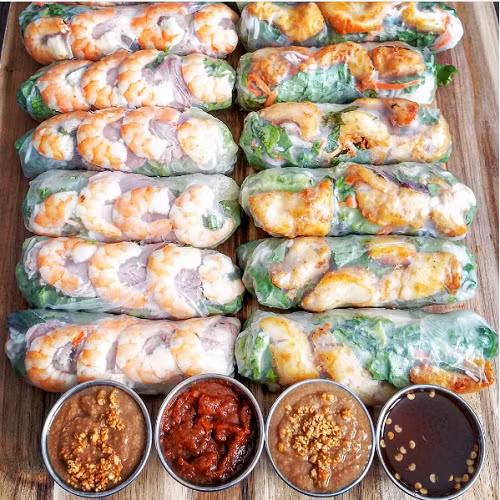 Nem cuốn tôm thịt ăn cùng rau sống, nước chấm.