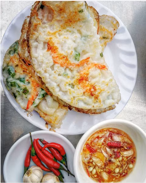 Bánh xèo nhân tôm nóng hổi.