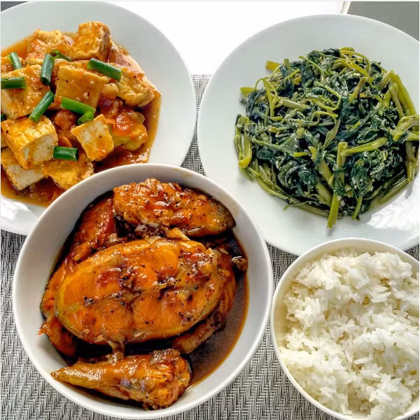 Thực đơn có trong bữa cơm hàng ngày của bao gia đình Việt : đậu phụ sốt cà chua, rau muống xào tỏi, cá kho và cơm trắng.