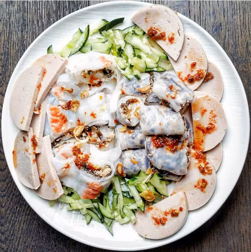 Bánh cuốn - món bữa sáng quen thuộc của người Việt, ăn kèm cùng giò và dưa chuột thái nhỏ.