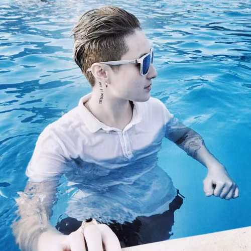 Lin Jay – “cô nàng” được báo Thái ca ngợi vì quá điển trai Cuối tháng 9 vừa qua, một gương mặt quen thuộc trong giới LGBT trở thành tâm điểm của giới trẻ và báo mạng sau khi MC Ngọc Trang chia sẻ chuyện tình cảm. Đó là Lin Jay (tên thật là Lê Thảo Linh, sinh năm 1994) bạn trai của người đẹp dẫn chương trình VTV.