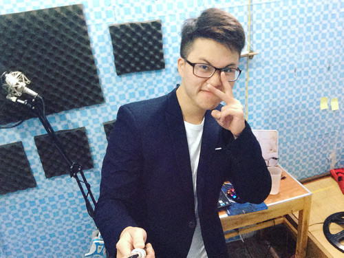 Trong những bức ảnh quá khứ, Lê Thiện Hiếu có dáng dấp nhỏ nhắn nhưng hiện tại đã “lột xác” thành anh chàng điển trai, nam tính. Thiện Hiếu cho hay, anh có được hình thể này là nhờ thường xuyên tập gym và ăn uống lành mạnh.