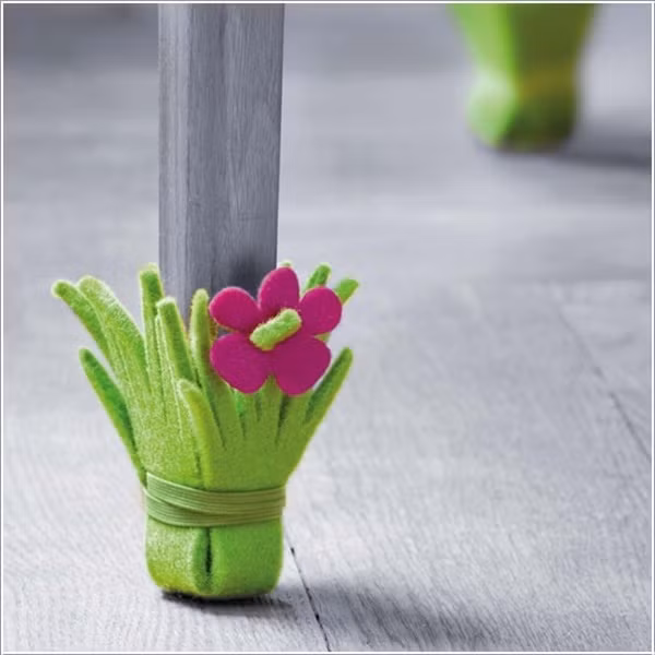 Tận dụng vải dạ trang trí Vải dạ trang trí có thể cắt và buộc vào chân bàn tạo hình đám cỏ hoa xinh xắn, mang đến vẻ đẹp rực rỡ sắc màu cùng thiên nhiên đáng yêu cho ngôi nhà của bạn. Nếu không có sẵn, bạn có thể đến những cửa hàng lưu niệm, mua một vài mảnh vải dạ nhỏ với những màu sắc nổi bật để làm mới không gian ăn uống hay góc học tập của con chỉ trong chớp mắt.