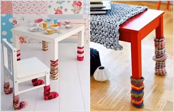 Những chiếc tất cỡ dài, nhiều màu sắc sẽ giúp cho góc bàn ghế một màu thêm sinh động.