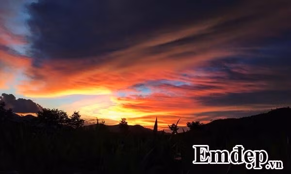 Cảnh hoàng hôn lãng mạn.