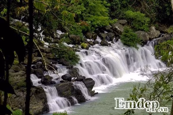 Nhắc đến Krông Bông không thể không nhắc đến thác Krông Kmar – nơi được mệnh danh là nóc nhà Tây Nguyên. “Dòng nước của Krông Kmar đổ xuống các bậc đá tung bọt trắng xóa, tạo nên một dây chuyền âm thanh ầm ào vang động cả khu rừng nguyên sinh. Dương tin chắc rằng đứng trước dáng vẻ hoang sơ, thơ mộng mà ai đã một lần đến đây hẳn sẽ không thể nào quên", chàng trai trẻ chia sẻ với phóng viên Emdep.