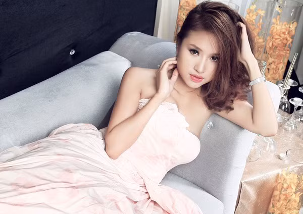 Vân Hugo Ngay từ năm thứ nhất, Vân Hugo là gương mặt nổi bật của Học viện Ngoại giao khi tích cực tham gia vào các hoạt động của trường. Song song với việc học, cô bạn còn làm cộng tác cho nhiều gameshow truyền hình như "Chúc bé ngủ ngon, Tạp chí tuổi đời mênh mông" và đặc biệt là vai Minh trong serie phim đình đám một thời "Nhật ký vàng anh".