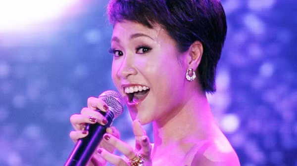 Uyên Linh từng gây sốt với nhiều ca khúc hit như Chờ người nơi ấy, Đường cong, Cảm ơn tình yêu...