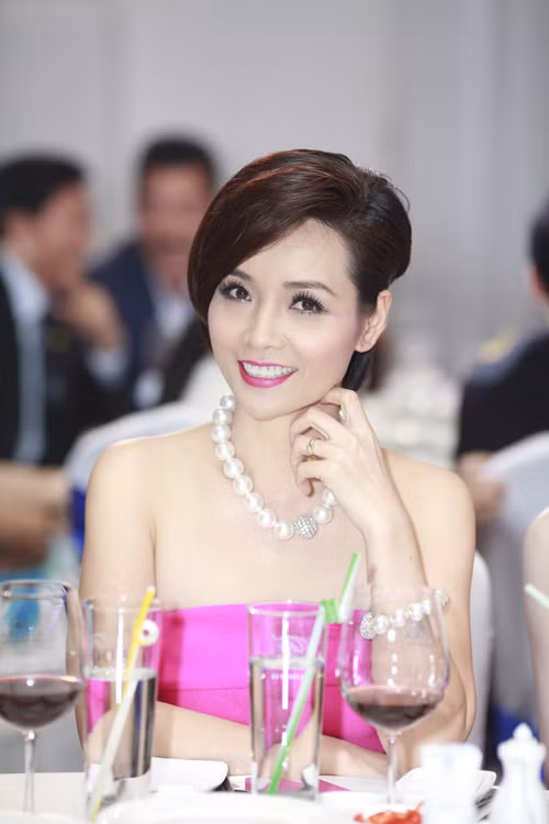 Được biết, chị Mai Thu Huyền là Tổng giám đốc của một công ty truyền thông lớn tại TP. Hồ Chí Minh và gặt hái được nhiều thành công trong sự nghiệp.