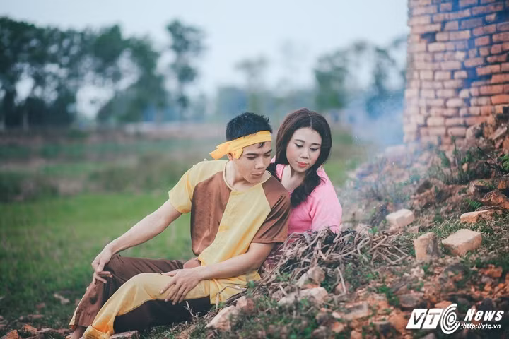 Nhân vật chính trong bộ ảnh cưới độc đáo nhiều màu sắc này là cô dâu Trần Thị Thảo (1994) và chú rể Nguyễn Đình Huân (1989). Cả hai bạn trẻ đều quê ở Can Lộc – Hà Tĩnh.