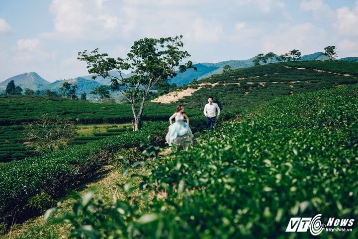 “Bộ ảnh mang nhiều khung cảnh này được thực hiện trong vòng 2 ngày, tại 4 địa điểm: Đồi chè Thanh Chương - Nghệ An, thành phố Vinh, quán cafe ở TP.Hà Tĩnh và lò gạch”, anh Vĩnh nói.