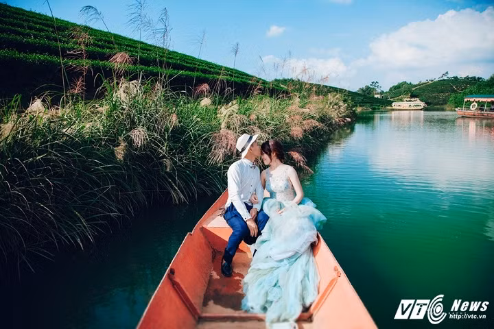 Ngoài tái hiện lại câu chuyện về đôi tình nhân Chí Phèo - Thị Nở, cặp đôi còn thực hiện những hình ảnh độc đáo, ấn tượng tại nhiều địa điểm khác.