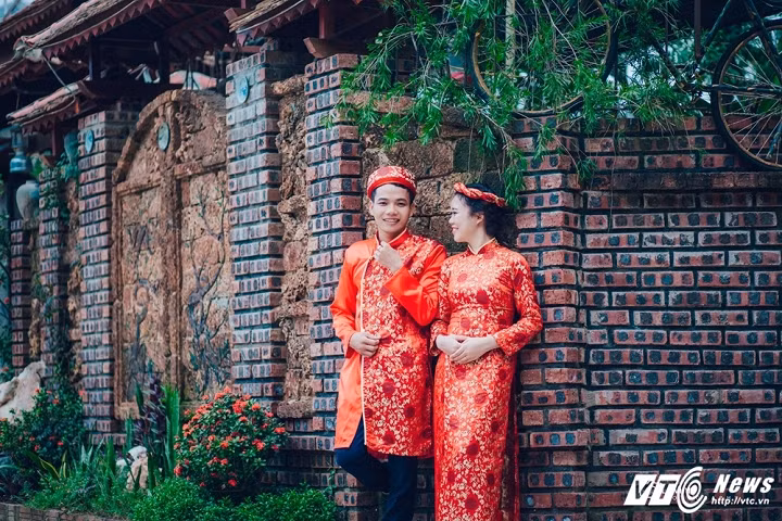 Huân và Thảo quen nhau trong một lần cô dâu đi chơi với bạn. Huân chia sẻ: “Khi đó, nhận thấy vẻ xinh đẹp, dịu dàng cùng sự hòa đồng, vui vè của Thảo đã khiến Huân đổ gục ngay lần gặp đầu tiên. Sau đó, Huân đã bắt đầu chinh phục trái tim người đẹp này”.