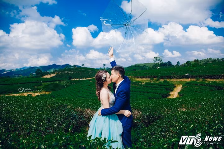 Cả êkip đã đi xe hơn 200km để tới đồi chè. Vì đi xa nên cặp đôi đã bị say xe, mệt mỏi nhưng vì muốn tạo bộ ảnh đẹp nên đã nhanh chóng nhập vai.