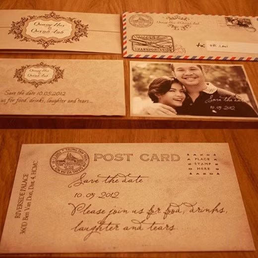 Vợ chồng Phạm Quỳnh Anh - Quang Huy chọn tấm thiệp cưới là post card khá độc đáo.