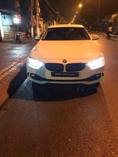 Đêm qua (21/11), anh Ngô Minh Hoàng (SN 1988, hiện đang làm công việc kinh doanh sinh sống tại tỉnh Bình Dương) đã khiến nhiều người bất ngờ khi tặng cho vợ 1 món quà đặc biệt. Đó là 1 chiếc xe ô tô BMW 420i couple nhân kỷ niệm 10 năm bên nhau. Trong clip đăng tải, anh chồng "soái ca" đã hẹn vợ đến 1 quán ven đường. Sau khi vợ vào gửi xe, người đàn ông này đứng phía ngoài ôm bó hoa hồng rất to, kèm theo đó tặng cho vợ chiếc chìa khóa xe ô tô BMW. Clip có thời lượng gần 2 phút được anh Minh Hoàng đăng tải trên mạng với dòng status ngắn gọn cũng khiến bất cứ chị em nào phải “tan chảy”: “Vậy là đã 10 năm 2 ta bên nhau rồi nha vợ. 10 năm qua chồng không tặng vợ được món quà nào. Đây là món quà đầu tiên chồng tặng vợ. Yêu vợ”.