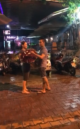 Hình ảnh về chiếc xe sang BMW được chia sẻ lên mạng, rất nhiều người dùng mạng đã trầm trồ, xuýt xoa muốn mình cũng được chồng yêu chiều như vậy. Thậm chí họ còn phong cho anh chồng này là “soái ca”. Chia sẻ với PV báo Người Đưa Tin, anh Hoàng cho biết vợ mình tên Lê Thị Trinh, sinh năm 1991. Cặp đôi này quen nhau, yêu nhau và tiến tới hôn nhân tổng cộng 10 năm.