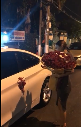 Anh Hoàng nhớ lại: “Hai vợ chồng mình đều khởi nghiệp từ khó khăn. Nhưng không vì thế mà chúng tôi tỏ ra chán nản và bớt yêu nhau. Chính vì thế 7 năm sống với vợ chưa khi nào mình biết chán nản cả ngược lại mình yêu vợ nhiều hơn”. Bên cạnh đó, chia sẻ về quyết định mua chiếc xe ô tô có giá trị này, anh Hoàng cho biết anh coi đây như 1 món quà tặng vợ.