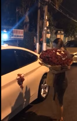 Anh Hoàng nhớ lại: “Hai vợ chồng mình đều khởi nghiệp từ khó khăn. Nhưng không vì thế mà chúng tôi tỏ ra chán nản và bớt yêu nhau. Chính vì thế 7 năm sống với vợ chưa khi nào mình biết chán nản cả ngược lại mình yêu vợ nhiều hơn”. Bên cạnh đó, chia sẻ về quyết định mua chiếc xe ô tô có giá trị này, anh Hoàng cho biết anh coi đây như 1 món quà tặng vợ.