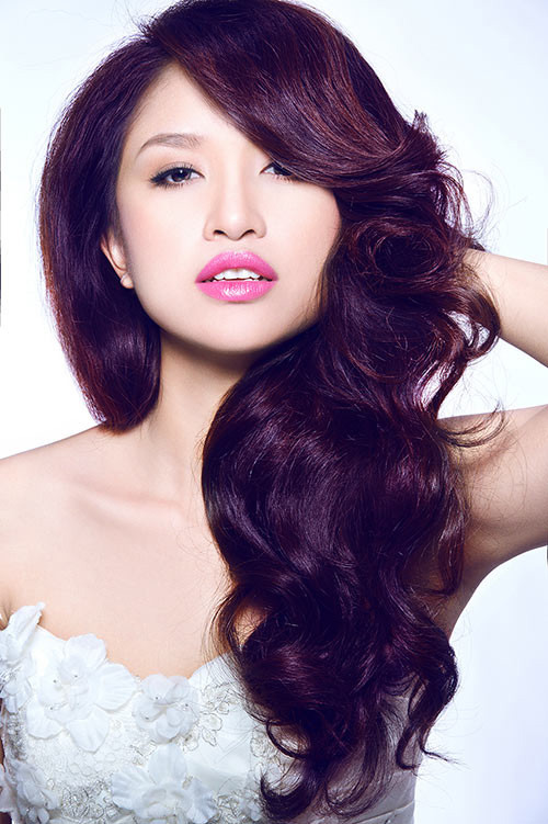 Nữ MC buồn bã chia sẻ: "Có một câu người ta vẫn hay nói rằng: 'Bạn kiếm tiền bằng cái gì thì sẽ gặp vấn đề về cái đó". Hiện tại, MC Vân Hugo đang rút dần các hoạt động dẫn chương trình.