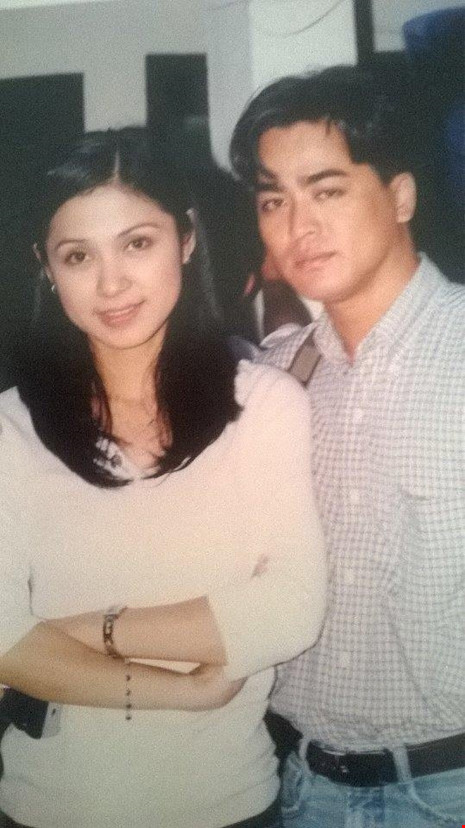 Cuối tháng 10/2015, diễn viên Nguyễn Hoàng bị tai biến, phù não. Sau ca phẫu thuật, anh đã tỉnh táo nhưng khả năng vận động mất đi rất nhiều. Trong ảnh, Nguyễn Hoàng chụp cùng diễn viên Việt Trinh.