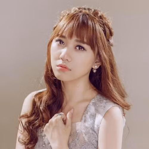 Nữ ca sĩ Hari Won phát hiện mắc bệnh ung thư vào năm 2012. Cô phải trải qua hai lần mổ liên tiếp ở Hàn Quốc. Hiện tại, sức khỏe của giọng ca Anh cứ đi đi đã ổn định nhưng cứ sau ba tháng, cô phải đi khám để kiểm tra khả năng tái phát bệnh.