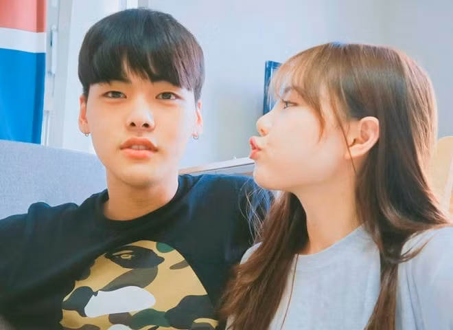 Theo Netizenbuzz, chồng của "hot girl nấm lùn" là Lee So Young, 21 tuổi. Không kém cạnh vợ, chàng trai cũng là gương mặt rất nổi trong giới ulzzang. Chuyện tình của cặp trai tài gái sắc này luôn thu hút sự quan tâm của các bạn trẻ xứ Hàn.