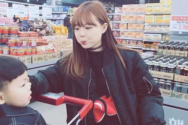 Bên cạnh những hình ảnh selfie đáng yêu của mình, Hong Young Gil thường xuyên khoe ảnh chụp cùng chồng và con trai lên trang Instagram có gần 600.000 fan. Facebook cá nhân của 9X thu hút gần 1 triệu lượt theo dõi.