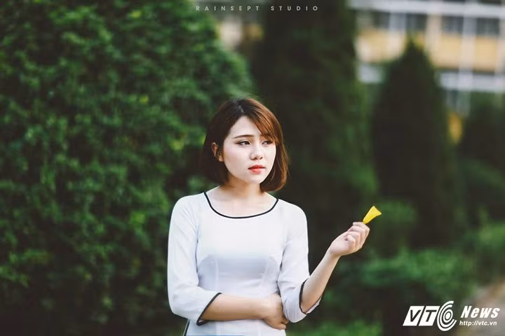 Bạch Diệp đẹp tinh khôi trong tà áo dài.