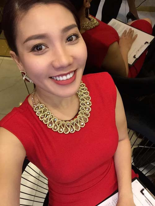 Trên trang cá nhân, BTV Tuyết Vinh trông xinh đẹp và nữ tính hơn vẻ nghiêm nghị khi lên sóng.