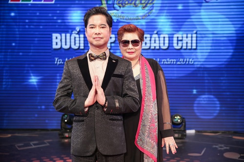 Một điều gây chú ý là anh dù đã 45 tuổi nhưng vẫn được mẹ đưa đi thi. Vua nhạc sến Ngọc Sơn từng tiết lộ, anh không ăn chơi, mỗi ngày sau khi đi diễn chỉ ở nhà với mẹ. Thậm chí ngay cả số tiền kiếm được của mình là bao nhiêu anh cũng không biết vì mẹ là người giữ hết cát-sê của anh. Nam ca sĩ cũng tỏ ra vô cùng khiêm tốn khi dành nhiều lời khen ngợi cho các thí sinh đội khác. Anh cho biết, mình sẽ bắt cặp với Phan Mạnh Quỳnh và có nhiều tiết mục kết hợp đặc sắc cùng nhau. Ngọc Sơn bày tỏ sự hồi hộp với sân chơi mới mẻ này.