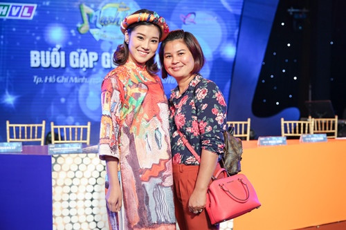 Hoàng Yến Chibi cũng được mẹ hộ tống.