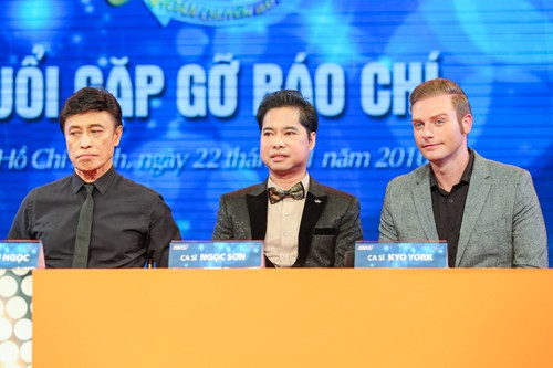 Hoán chuyển bất ngờ là chương trình truyền hình format hoàn toàn mới, lần đầu tiên xuất hiện tại Việt Nam. Chương trình là sự hòa quyện giữa hai thế hệ nghệ sỹ, hai phong cách âm nhạc khác nhau. Sự truyền đạt kinh nghiệm, trao đổi cảm hứng âm nhạc và sở thích nghe của hai thế hệ, sẽ tạo nên sự khác biệt và mới lạ cho khán giả truyền hình. Hai nghệ sĩ trong cùng một đội sẽ hoán đổi để hát bài hát trong thời kỳ của thế hệ kia. Trong đó, thế hệ nghệ sĩ lớn tuổi chính là những “cộng sự” đắc lực, hỗ trợ hết mình cho thế hệ nghệ sĩ trẻ. Họ cũng chính là những giám khảo của chương trình, sẽ đưa ra những nhận xét, góp ý thiết thực cho nghệ sĩ trẻ của đội bạn. Cặp đôi nào nhận được điểm số bình chọn cao nhất từ ban giám khảo chuyên môn và khán giả, sẽ trở thành đội chiến thắng của tuần, với giải thưởng trị giá 20 triệu đồng tiền mặt. Sau 7 tuần tranh tài với 7 chủ đề khác nhau, 3 cặp đôi nào có điểm trung bình cao hơn cả sẽ bước vào đêm thi Chung kết.