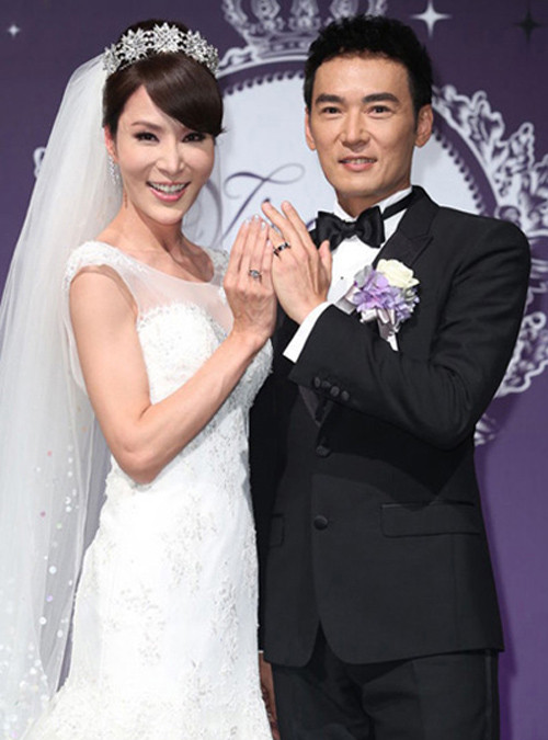 Ở thời điểm những khái niệm “soái ca” hay “nam thần” chưa xuất hiện, thì Tiêu Ân Tuấn vẫn luôn là một trong những nam diễn viên điển trai bậc nhất màn ảnh rộng. Sau vai Triển Chiêu, năm 1996, Tiêu Ân Tuấn gần như lột xác với hình tượng chàng trai đa tình, lãng mạn trong Hoa tàn hoa nở, trước khi “đại thành công” với vai chính trong Tiểu Lý Phi Đao, bên cạnh sao võ thuật Ngô Kinh. Hai lần kết hôn, nam diễn viên cực hiếm dính scandal này hiện dừng lại với gia đình nhỏ cùng bạn diễn Lâm Thiên Ngọc. Trước đó, anh đã chia tay cô vợ Huỳnh Uyển Lâm, sau đó nhận quyền chăm nuôi hai cô con gái vô cùng đáng yêu.