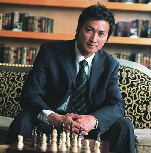 Do để lại quá nhiều ấn tượng, Hà Gia Kính tiếp tục được mời đóng các phiên bản Bao Thanh Thiên vào các năm 2006, 2009, 2010 và 2011. Song thành công quá lớn của vai Triển Chiêu dường như khiến sự nghiệp điện ảnh của anh mãi bị phủ bóng. Từ năm 2000, Gia Kính chuyển sang kinh doanh thực phẩm dinh dưỡng và hiện chỉ nhận diễn khi thực sự rảnh rỗi. Dù là giấc mơ “soái ca” của vô vàn cô gái trẻ song hiện Hà Gia Kính vẫn độc thân. “Lắm mối, tối nằm không”, Hà Gia Kính tiết lộ rằng tới giờ anh chỉ có một mối tình duy nhất với bạn diễn Kim Tố Mai trong phim Yêu. Sau đó, cả hai vẫn chưa thể “chung nhà”, một phần bởi duyên phận, một phần bởi lời hẹn ước thú vị: nếu đến năm 60 tuổi mà cả hai vẫn chưa kết hôn thì sẽ sống cùng nhau.